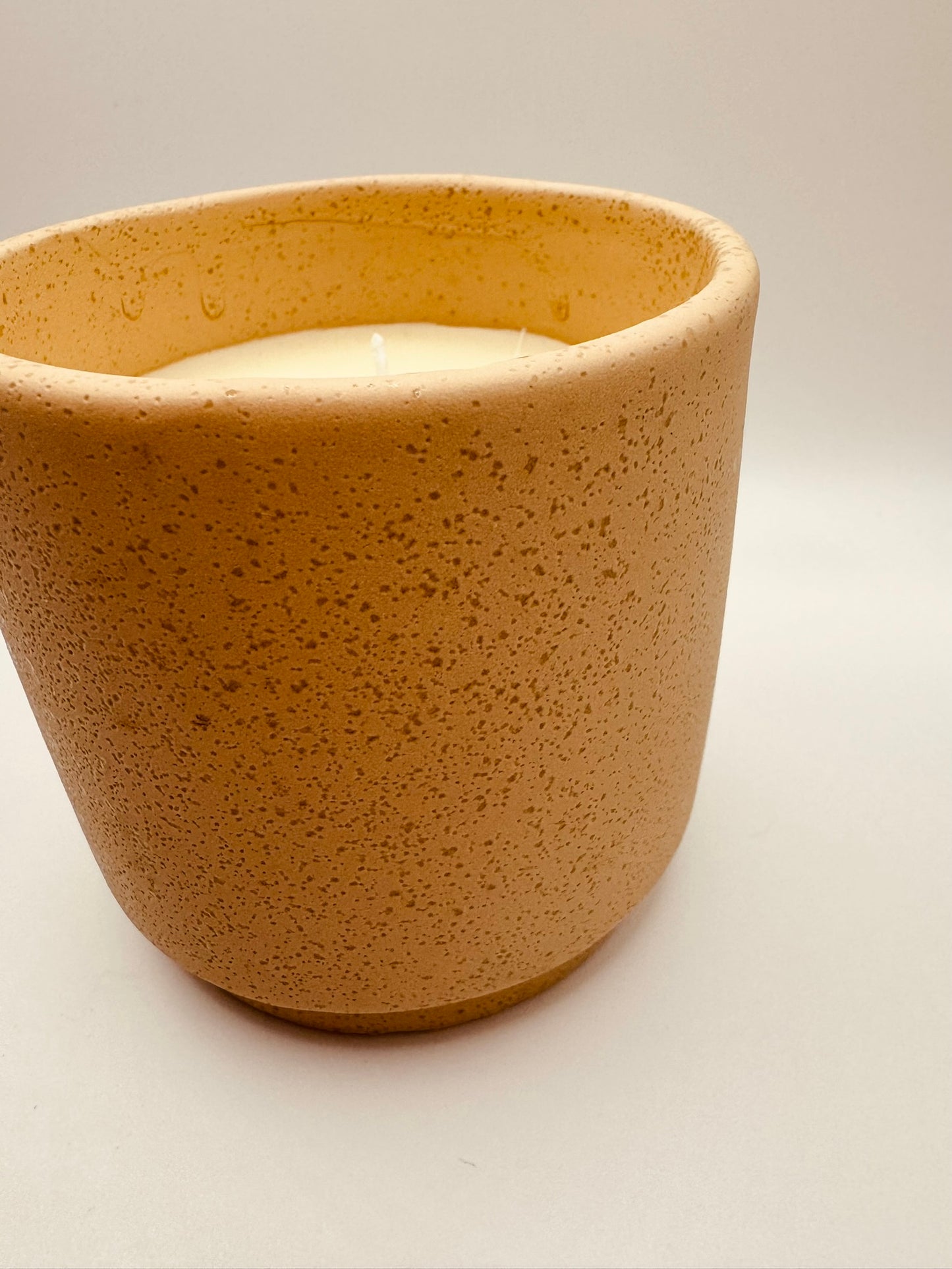 Bougie en grès - Orange et bois de cèdre